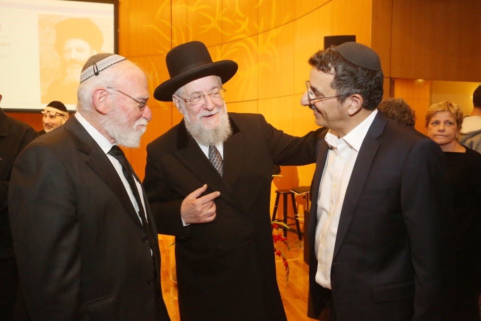 עם הרב ישראל מאיר לאו והרב מרדכי גרינברג, טקס פרס הרב קוק